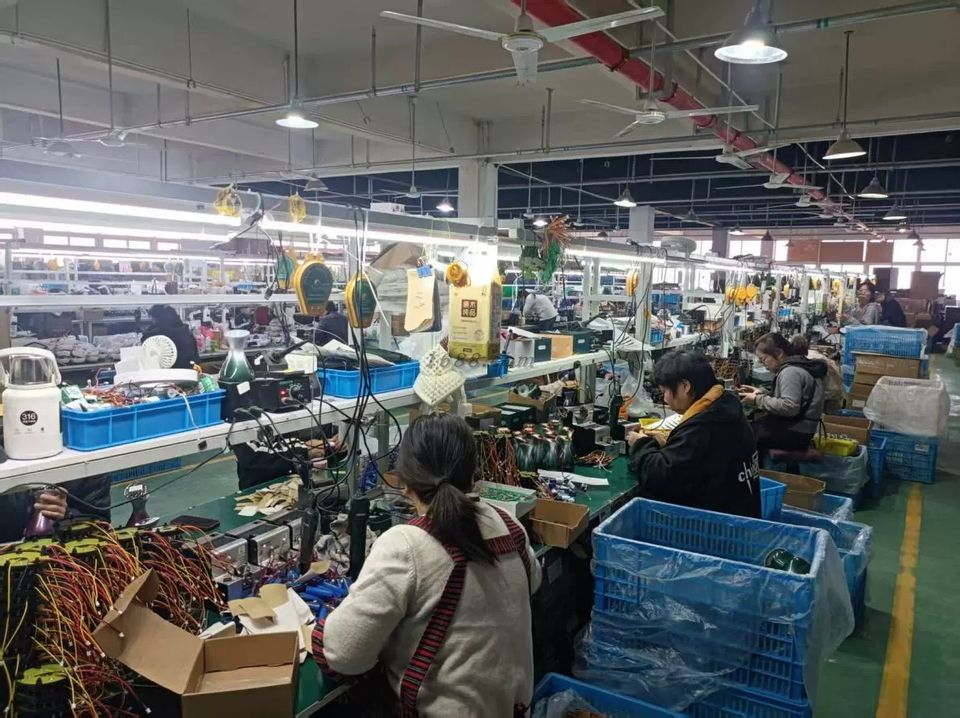 Rechargeable Scalp Massager Comb High Frequency Vibration Essential Oil Aroma Mist for Hair Growth ABS+TPE+Silicone Material