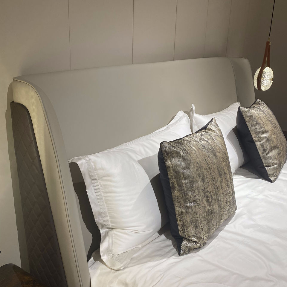 Italian Ear's New Luxury Leather Double Bed for Master Bedroom of High-end Villa or Large Mansion Wedding Bed