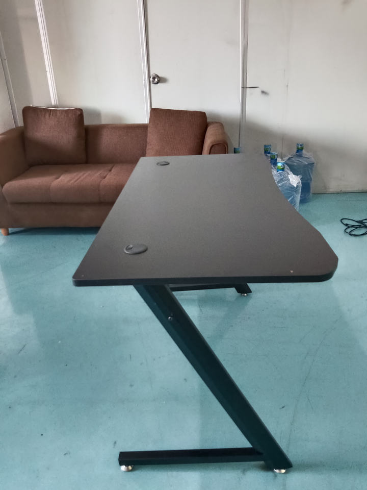 Modern 1.2mm Thick Steel Z Shaped Black PC Computer Gaming Table With Cup Holder