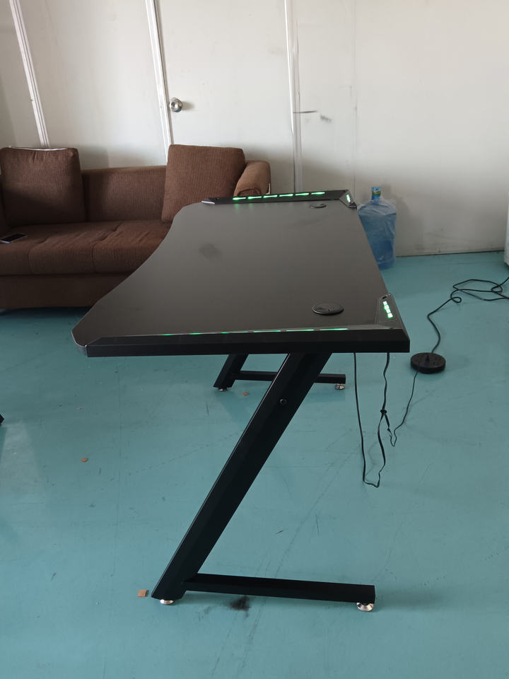 Modern 1.2mm Thick Steel Z Shaped Black PC Computer Gaming Table With Cup Holder