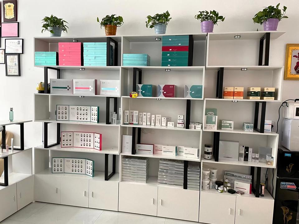 Stylish Style Cosmetic Retail Display Racks Skincare Shelves Wooden Storge Stand Metal Cosmetic Display Rack for Cosmetic Shops