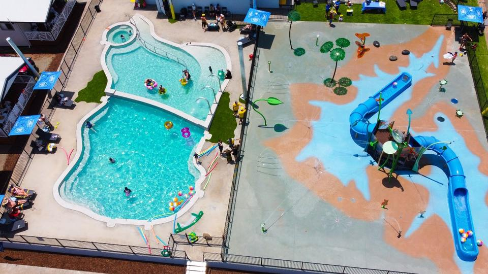 Popular Bright Colorful Design Outdoor Water Slide Multi Color Thrilling Adventure Plastic Fiberglass Water Slide Amusement Park