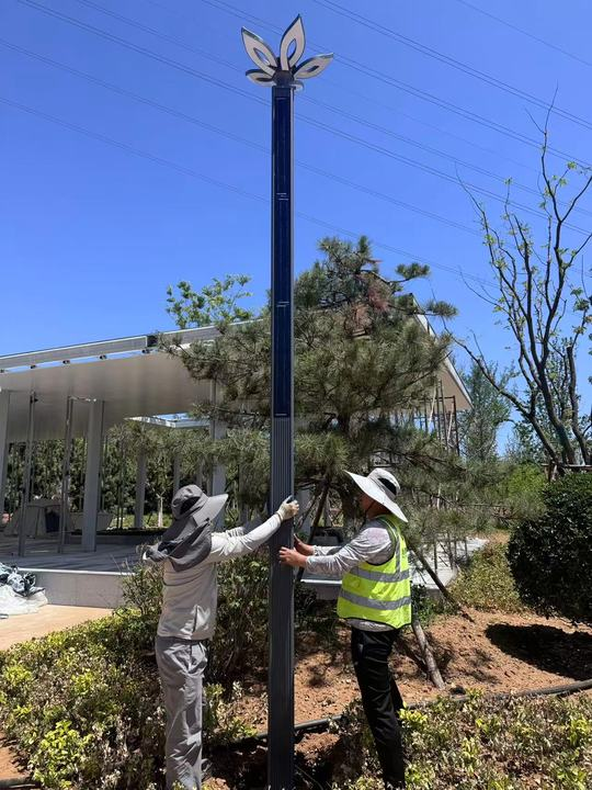 New Retro RGB Color Temperature LED Garden Street Light Solar Aluminum Electric Warm White Brass Landscape Lighting