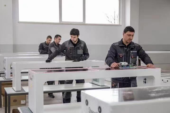 Solar Outdoor Furniture Modern Urban Bench With Smart Technology and a USB Charging Port Wireless bluetooth